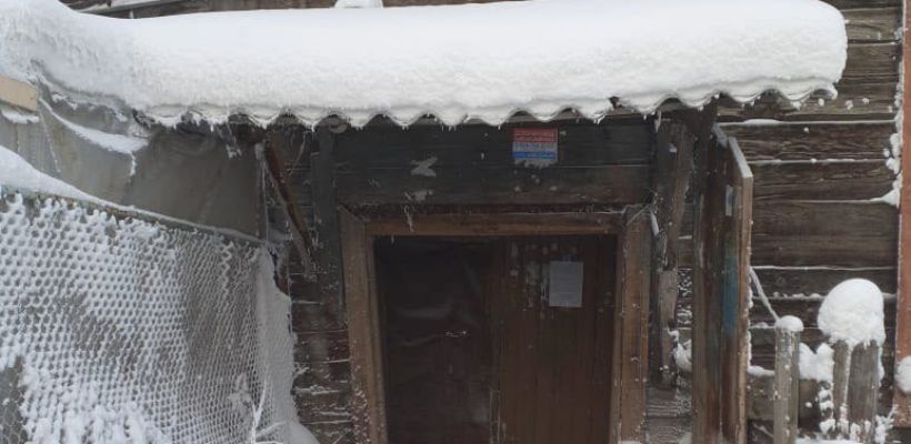 Жителям аварийного дома в Якутске предложили поменять полы или переехать в маневренное жилье