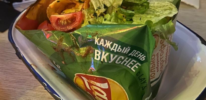 «Это блюдо пользуется большим спросом». В баре «Бездельники» объяснили подачу блюда, раскритикованную в соцсетях