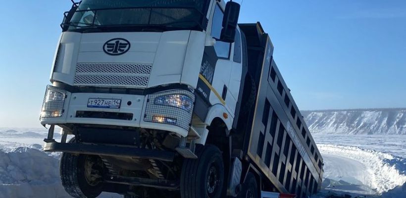 На несанкционированной переправе через реку Лену провалился грузовик