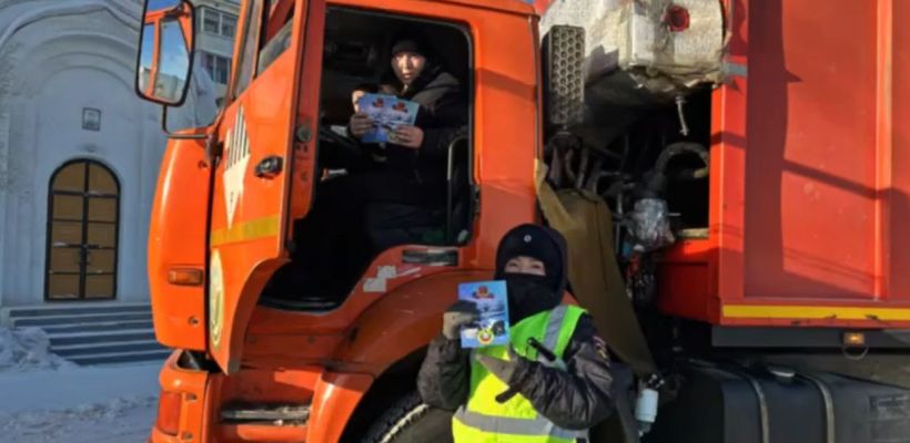 Сотрудницы ГИБДД поздравили водителей в Якутске