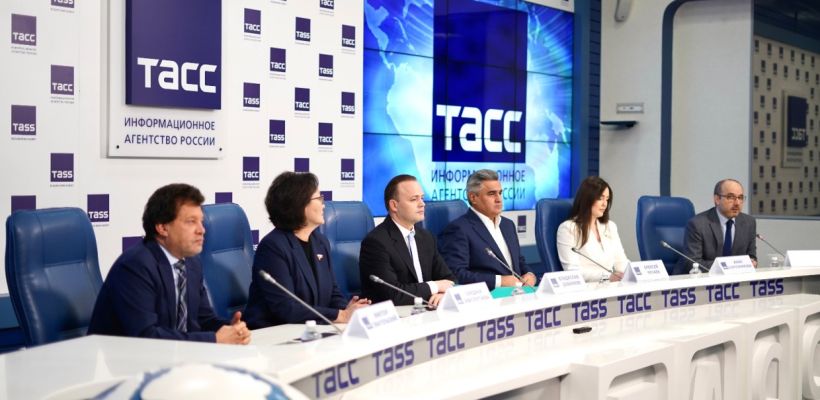 Мирное развитие, деньги регионам и сокращение чиновников: жители Якутии узнали о президентской программе Владислава Даванкова