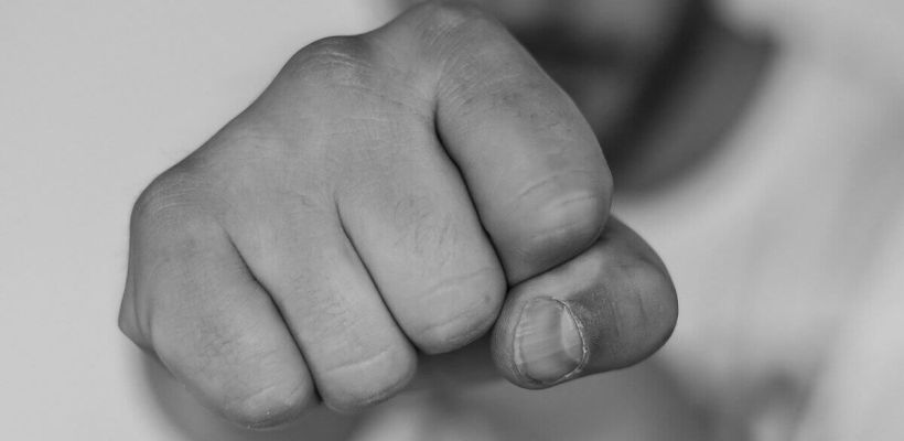 В Мархе подросток чуть не убил родную мать