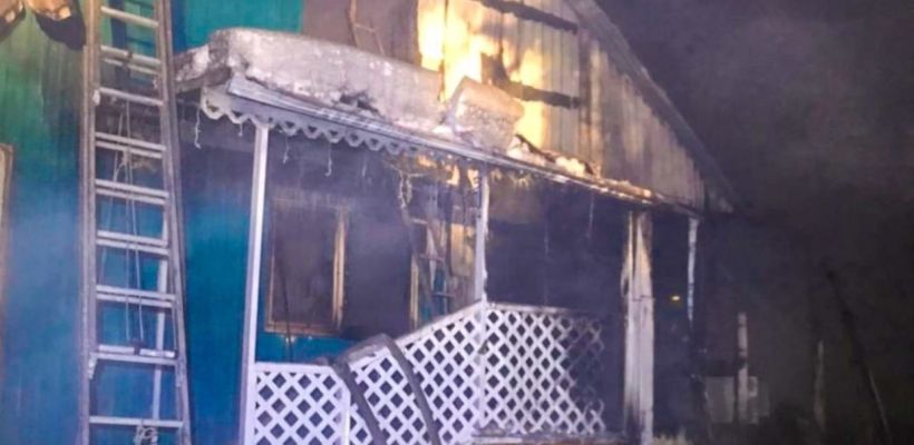 МЧС России: при пожаре в Верхневилюйске выжил 6-месячный младенец, еще двое детей погибли. Они приехали на выходные к бабушке