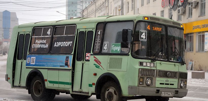 Водителей маршрута №4 попросили не справлять нужду возле жилого дома в Якутске