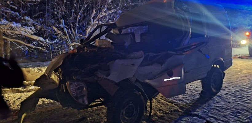 В Якутии водитель микроавтобуса врезался в стоящий грузовик с аварийными сигналами. Один человек погиб