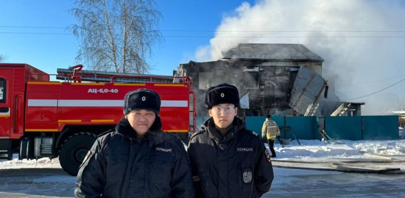 Сотрудники полиции вывели мужчину из горящего дома в Якутии