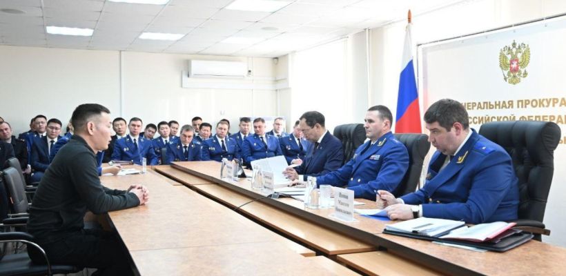 Заместитель генпрокурора России Дмитрий Демешин провел в Нижнем Бестяхе личный прием граждан