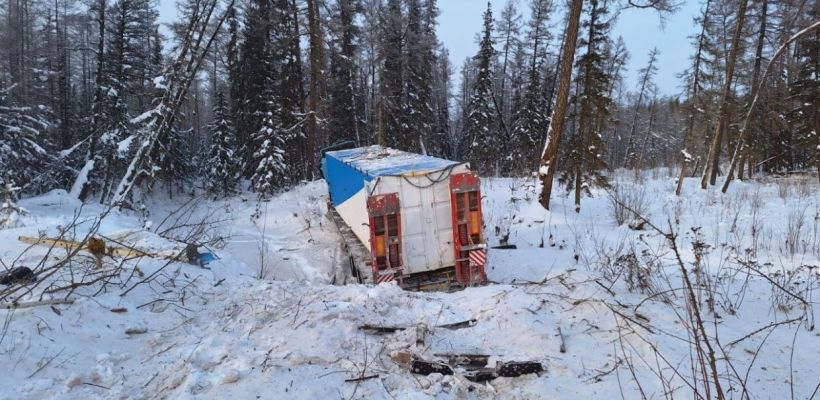 Водитель большегруза с 40-летним стажем вождения съехал в кювет в Мирнинском районе. Двое пострадавших