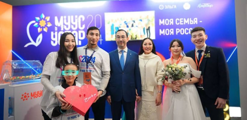 Глава Якутии поздравил молодоженов, заключивших брак во время фестиваля «Муус Устар»