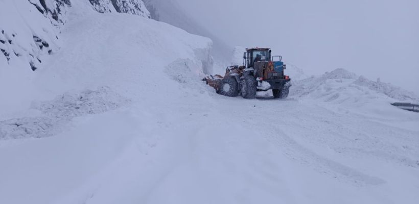 Снежные лавины сошли еще на трех участках автодороги «Колыма». Проезд закрыт