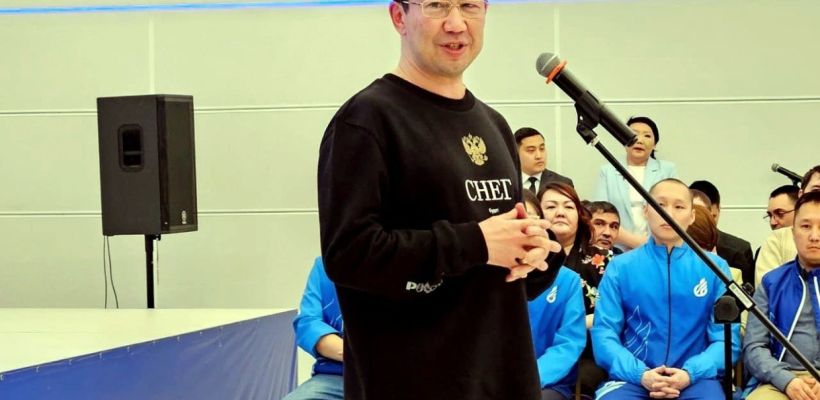 Надпись на толстовке Айсена Николаева озадачила якутян