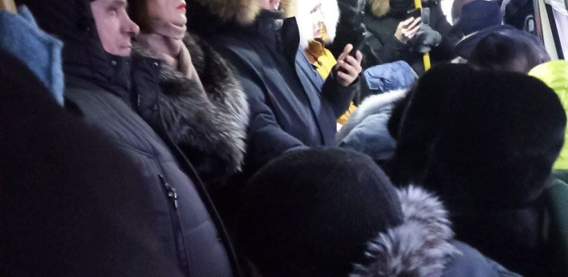 Молодежь объясняет, почему не уступает место в автобусах Якутска