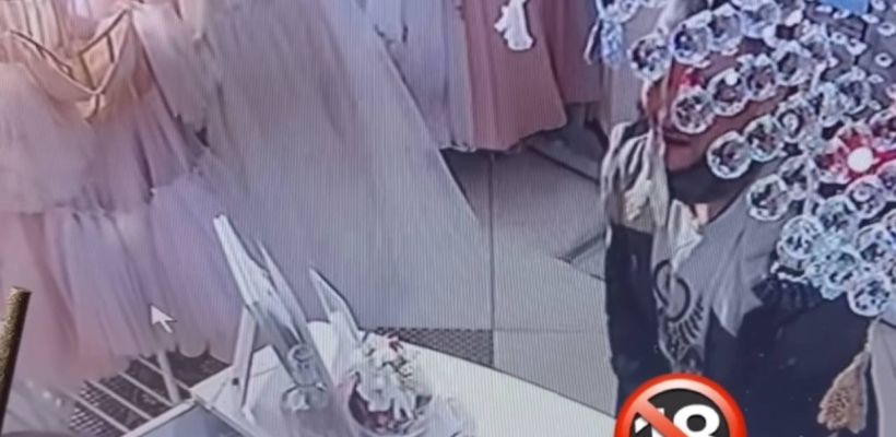 В магазин, где работает блогер Анастасия Груздева, зашел мужчина и расстегнул штаны. Выгнать эксгибициониста удалось с трудом