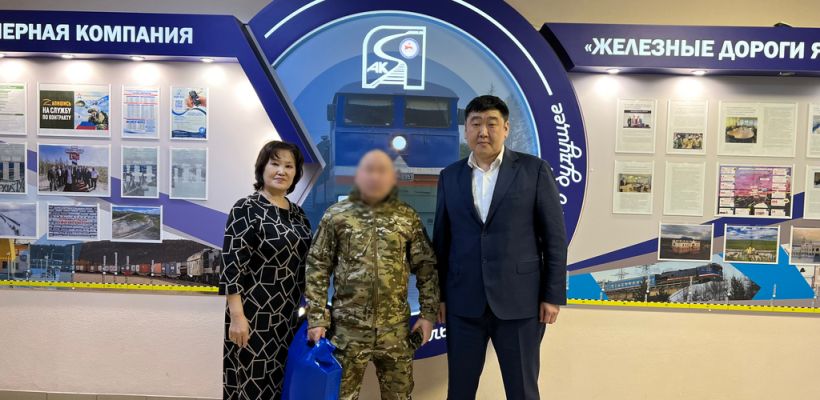 Мобилизованный сотрудник АО «АК «ЖДЯ» встретился с коллегами