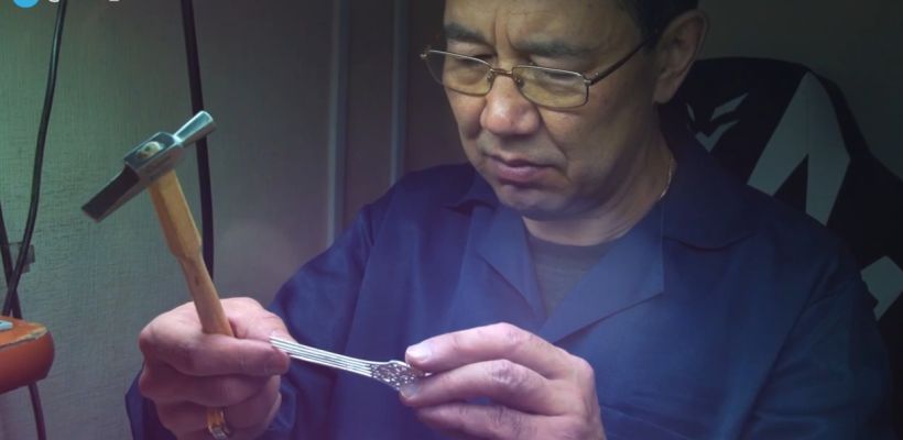 Глава Якутии изготовил серебряные гребни в подарок любимым женщинам