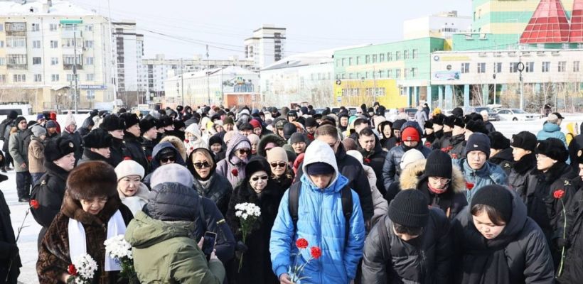 На площади Победы якутяне несут цветы к мемориалу