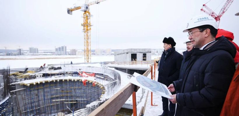 «Работа идет динамично, уже видны контуры». Глава Якутии проверил ход строительства Арктического центра эпоса и искусств