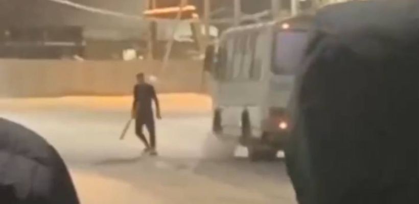 Взял биту и пошел на оппонента. В Якутске произошел конфликт между водителями автобусов