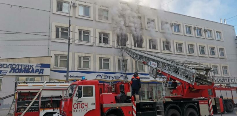 Стала известна предварительная причина пожара в ТЦ «Дом торговли» в Якутске