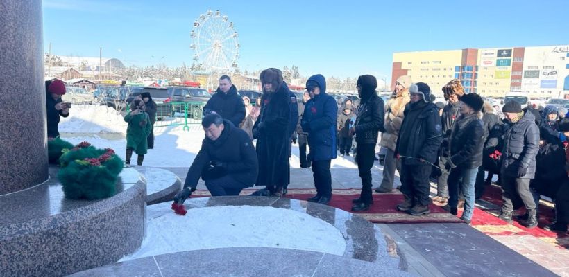 Фотофакт: В Якутске возложили цветы к памятнику Романа Дмитриева