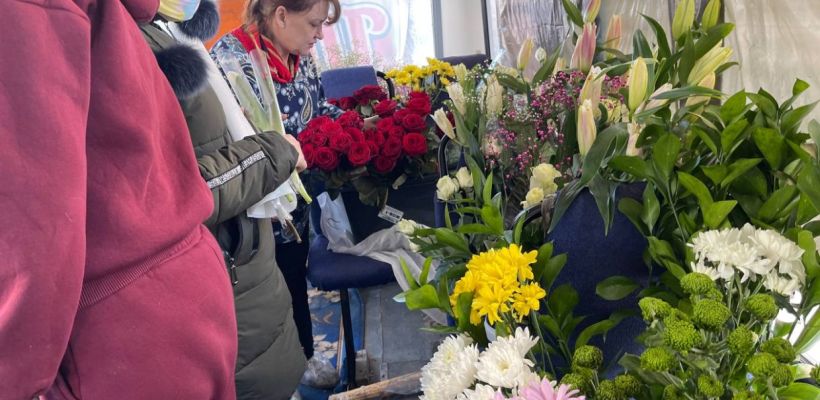 В Якутске началась продажа цветов из автобусов. Вот как это выглядит