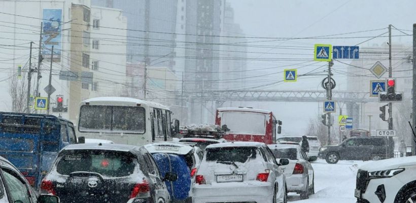 Снегопад затруднил движение транспорта в Якутске. Пробки достигли 8 баллов