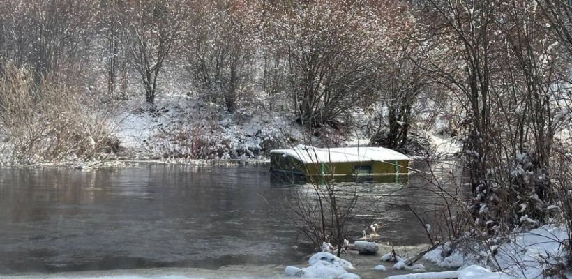 В Алданском районе под лед провалилась машина "Урал" с 12 человек на борту