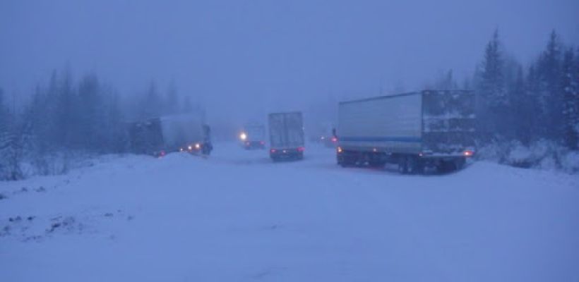 Заторы из фур образовались на автодороге А-360 «Лена» в Нерюнгринском районе из-за метели. Водителей призывают воздержаться от поездок