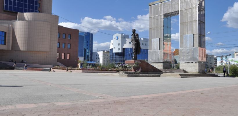 В Якутске на ремонт площади Орджоникидзе потратят 1,4 млн рублей. Памятник Ойунскому не будут ремонтировать