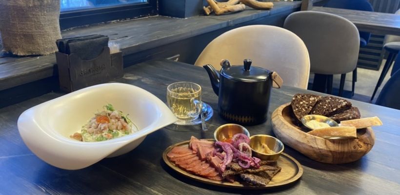 «Язык, оливье с рыбой, северное мороженое»: Плюсы и минусы ресторана «Chukcha» в Якутске