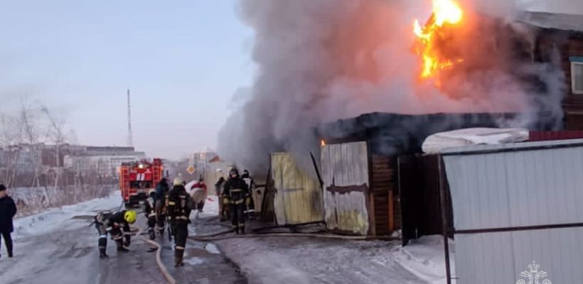 В Якутске сгорел дом супружеской пары Петра и Марины Алексеевых. В годовщину их совместной жизни пожар уничтожил все имущество