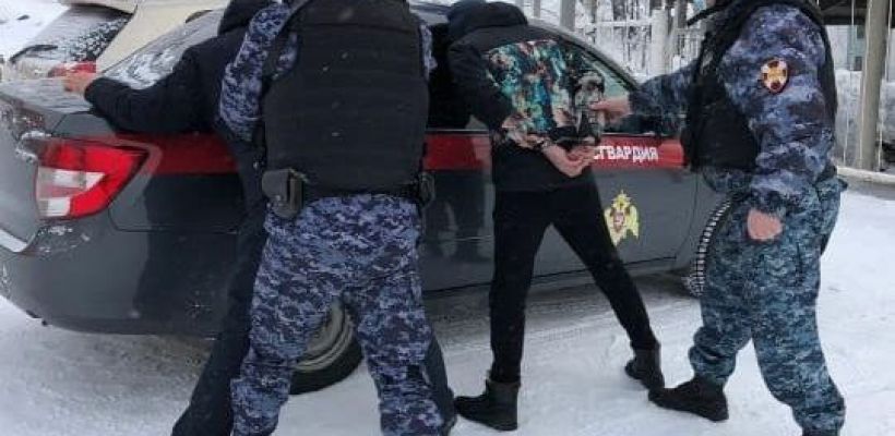 Наряд Росгвардии задержал жителей Якутска по подозрению в совершении уличного грабежа