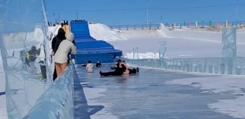 Горку накрыли тентом. Ледовый парк в 202 микрорайоне продлил работу еще на неделю