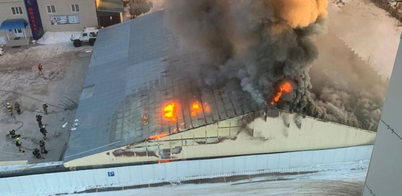 Пожар на складе магазина мебели в Якутске: несмотря на все усилия пожарных, здание сгорело полностью. Работники связали это с проблемами с водой