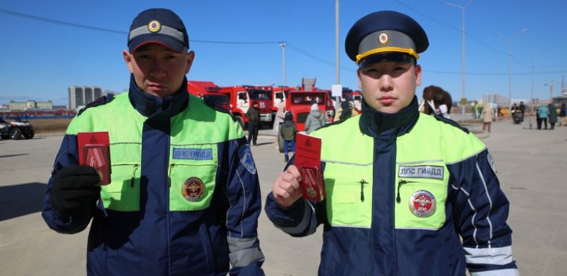 В Якутии полицейских наградили за отвагу и самоотверженность при спасении людей на пожаре