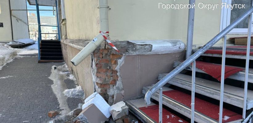 Управа Октябрьского округа: «Обвалились элементы фасада. Это не несущая конструкция жилого дома»