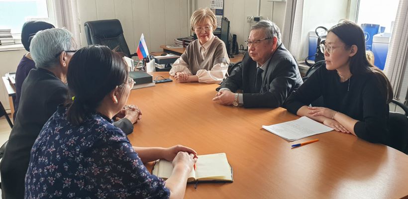 Выдающийся ученый, ветеран атомной промышленности Иоган Максимов передал документы в Национальный архив