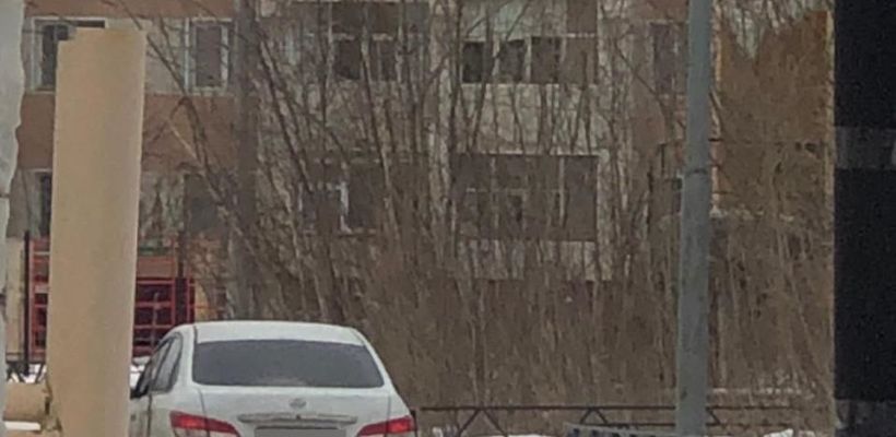 В Якутске таксиста обвинили в преследовании девочки. Он утверждает, что предложил ей перейти дорогу