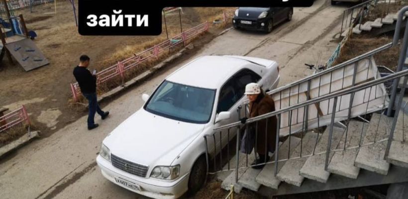 В Якутске удививший всех водитель, припарковавший машину вплотную к подъезду, оштрафован на 500 рублей