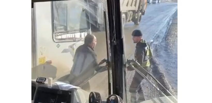 Оба водителя автобусов в Якутске, устроивших драку на остановке, отстранены от работы