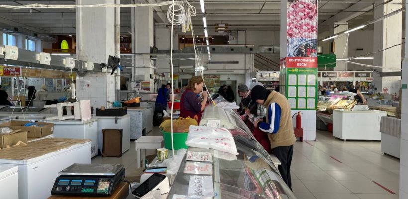 В Якутске — сезон шашлыков. Вот цены на маринованное мясо на Крестьянском рынке