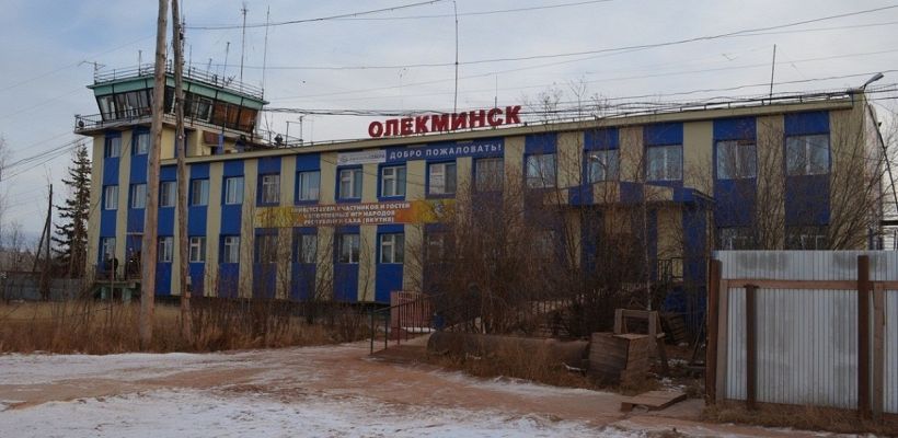 В аэропорту Олекминска у самолета Ан-24 при посадке лопнули колеса шасси. Командир экипажа доверил посадку второму пилоту, заявил источник