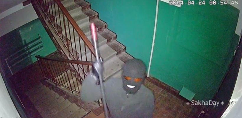 В Алдане человек в маске сломал камеру видеонаблюдения ледорубом