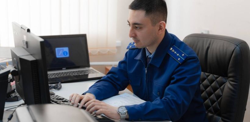 В 12-ти школах Якутска в установленный срок не выплатили зарплату педагогам и работникам