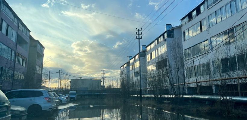 Лужи Якутска: жильцы дома, двор которой утопает в лужах, не подавали заявку в УК