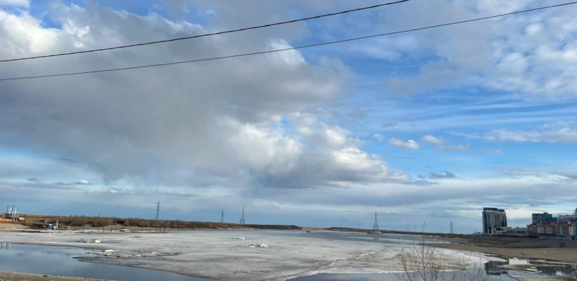 Подвижки льда начались у города Якутска