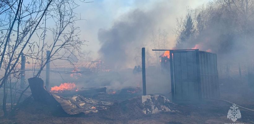 В Жатае огонь с травы перекинулся на частные строения