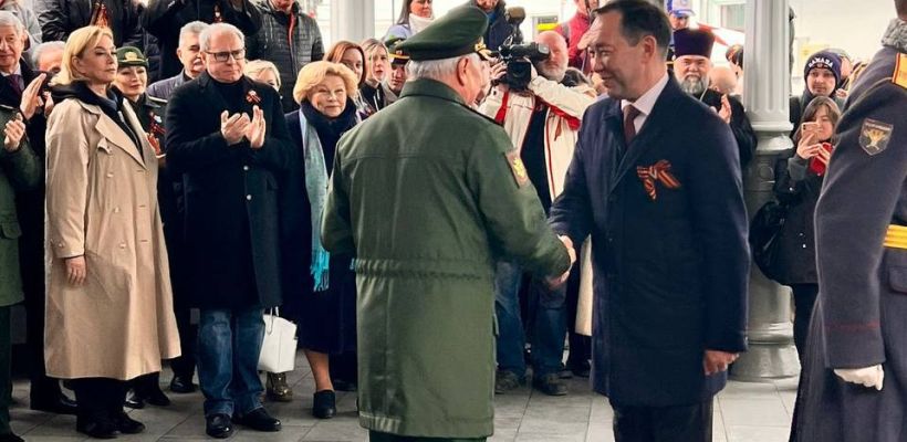 Айсену Николаеву вручена медаль Министерства обороны «За помощь и милосердие»