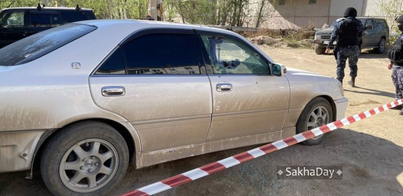В Якутске мужчина открыл стрельбу с балкона жилого дома. Он целился в припаркованные машины