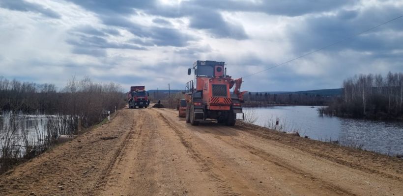 «Дороги Олекмы» приступила к восстановлению размытых участков автодороги «Умнас»
